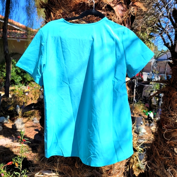 NWT Moisture Control 4 way stretch 3 front pocket scrub top - Picture 4 of 5